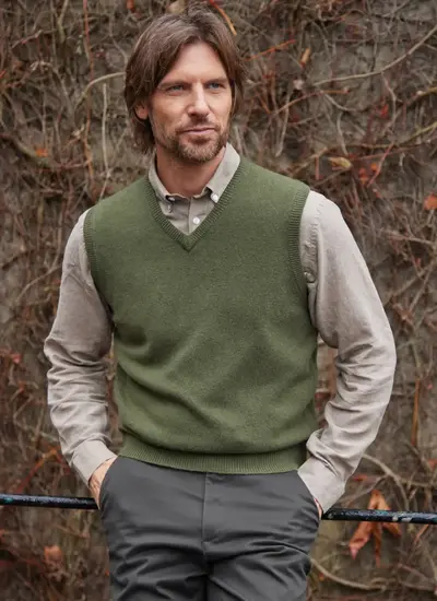 Lambswool V-Neck Slipover in Avocado 